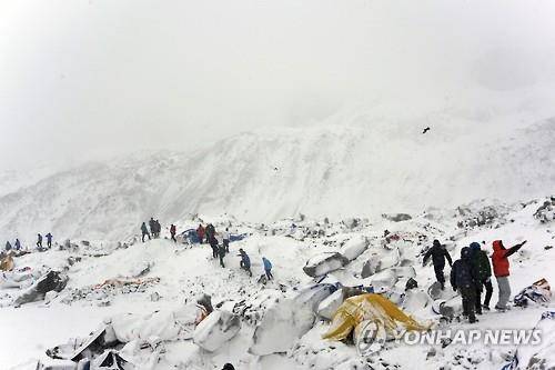 지난해 4월 눈사태가 할퀴고 간 에베레스트 산의 베이스캠프(AP=연합뉴스 자료사진)