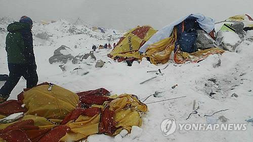 지난해 4월 눈사태에 쓰러진 에베레스트 산의 베이스캠프 텐트(AP=연합뉴스 자료사진)