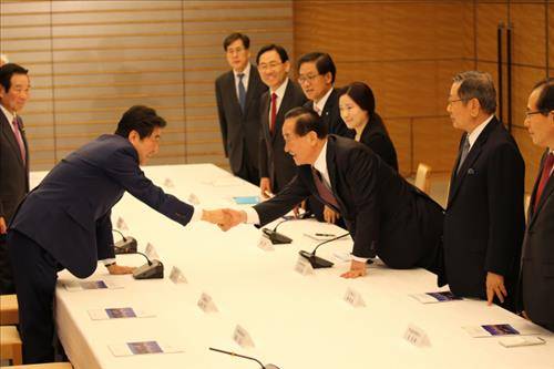 서청원 새누리당 의원(오른쪽)과 아베 신조 일본 총리가 13일 도쿄 총리관저에서의 면담에 앞서 악수하고 있다.