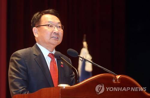 (세종=연합뉴스) 배재만 기자 = 유일호 경제부총리 겸 기획재정부 장관이 13일 오후 정부세종청사 대강당에서 열린 취임식에서 취임사를 하고 있다.