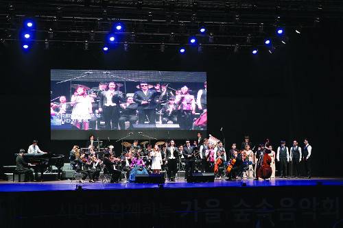 시각장애인 오케스트라 한빛예술단의 공연이 공공기관에서 우선 구매해야 하는 중증장애인 생산품으로 지정됐다. 사진은 한빛예술단이 지난해 10월 서울 어린이대공원 숲속 무대에서 공연하는 모습. 한빛예술단 제공