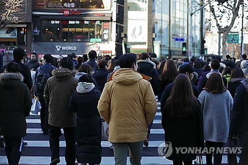 서울 인사동을 오가는 행인들. 우리나라에서 양력이 사용된 지 120년이 됐지만 여전히 음력이 병행 사용되고 있다.