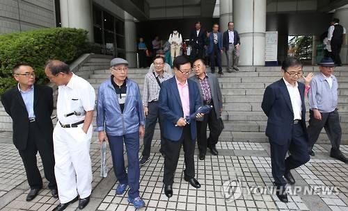 지난해 6월 일제강점기 원폭 피해자들이 국가를 상대로 한 손해배상 청구 소송 선고공판에 참석한 뒤 법원을 나서고 있는 모습  이날 법원은 원폭 피해자 79명이 한국 정부를 상대로 낸 손해배상 청구 소송을 기각했다. <<연합뉴스 자료사진>>