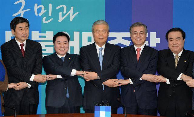 김종인(오른쪽에서 세번째) 더불어민주당 선거대책위원장이 15일 국회에서 열린 기자회견에서 문재인(오른쪽 두번째) 대표, 문희상(맨 오른쪽) 의원, 이석현 (왼쪽에서 두번째) 국회부의장, 이종걸 원내대표(맨 왼쪽) 등과 손을 맞잡고 있다.  오대근기자 inliner@hankookilbo.com