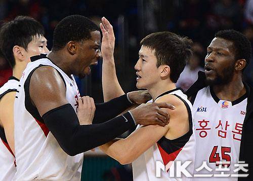 KGC 박찬희가 15일 잠실학생체육관에서 열린 SK와의 홈경기에서 결정적인 3점슛을 성공시킨 뒤 동료들과 기뻐하고 있다. 사진(잠실)=김영구 기자