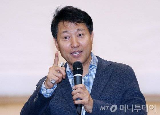 오세훈 전 서울시장이 6일 오전 서울 여의도 국회 의원회관에서 열린 제2회 대학생아카데미에서 강연을 하고 있다. 2015.11.6/뉴스1