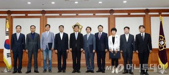 이인복 중앙선거관리위원회 위원장이 15일 오후 경기 과천시 중앙동 중앙선관위 회의실에서 국회의원 선거구획정위원회 위원들과 기념촬영을 하고 있다.이날 출범한 선거구획정위는 공청회 등 의견 수렴을 거쳐 내년 총선 6개월 전인 오는 10월13일까지 선거구 획정안을 국회에 제출할 계획이다. 왼쪽부터 한표환 충남대 교수, 차정인 부산대 교수, 조성대 한신대 교수, 이준한 인천대 교수, 이인복 위원장, 김동욱 서울대 교수, 김대년 중앙선관위 사무차장, 김금옥 한국여성단체연합 상임대표, 강경태 신라대 교수, 가상준 단국대 교수. 2015.7.15/뉴스1