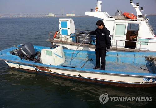 당진 앞바다서 어부 1명 실종…빈 배만 발견     (당진=연합뉴스) 충남 당진 앞바다로 조업하러 나간 어부가 실종돼 해경이 수색에 나섰다. 16일 평택해양경비안전서에 따르면 전날 오후 1시 10분께 충남 당진시 신평면 행담도 남동쪽 2.4㎞ 해상에 안모(65)씨의 1t급 어선이 발견됐지만, 배에는 아무도 없었다. 해경 관계자가 안씨의 어선을 조사하고 있다. 2015.1.16 << 평택해양경비안전서 >>     soyun@yna.co.kr