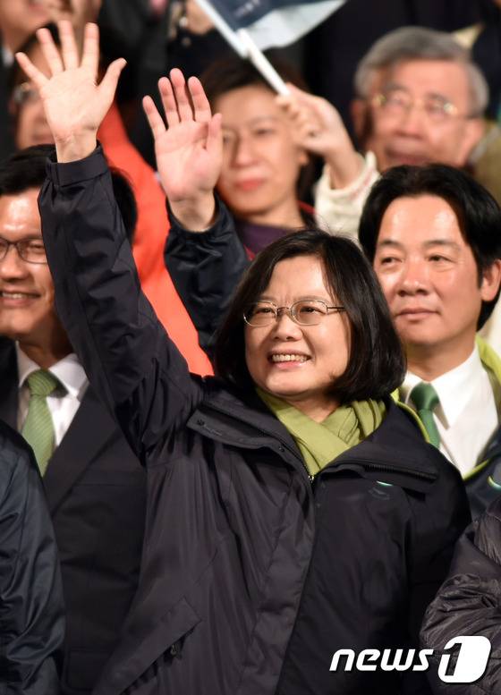 16일(현지시간) 실시된 대만 총통 선거에서 차이잉원 민진당 후보가 승리가 확정된 뒤 당 본부 앞에서 승리를 선언하며 인사하고 있다. © AFP=뉴스1