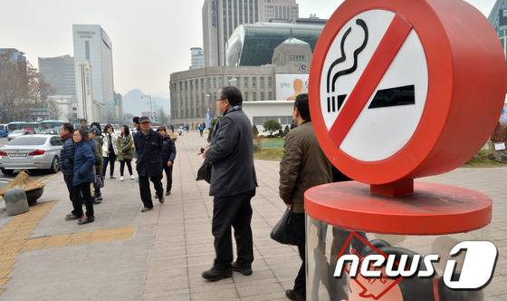 서울광장 내 금연 표시./뉴스1 © News1 김명섭 기자
