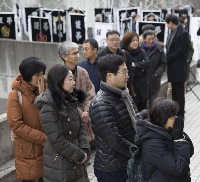 시민들이 지난 15일 세상을 떠난 신영복 석좌교수의 영면을 기원하며 서울 구로구 성공회대학교에 마련된 신영복 석좌교수 분향소로 들어가기 위해 17일 오후 줄지어 서 있다.  김성광 기자 flysg2@hani.co.kr