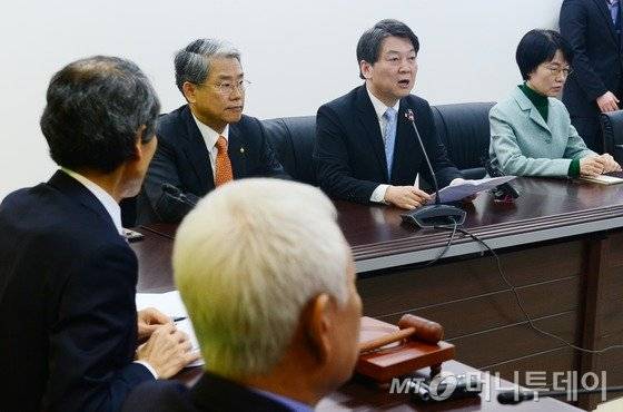 국민의당(가칭) 안철수 인재영입위원장이 17일 서울 마포구 국민의당 당사에서 열린 기조회의에서 모두 발언을 하고 있다. 사진=뉴스1.