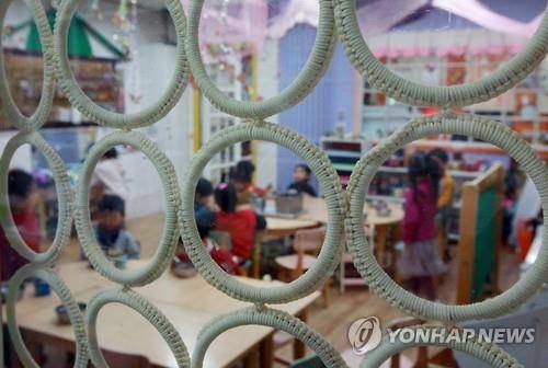 (서울=연합뉴스) 박동주 기자 = 누리과정 예산 미편성으로 인한 '보육대란' 우려가 계속되고 있다.  사진은 11일 오후 서울 시내 한 사립 유치원에서 어린이들이 수업을 받는 모습. 2016.1.11