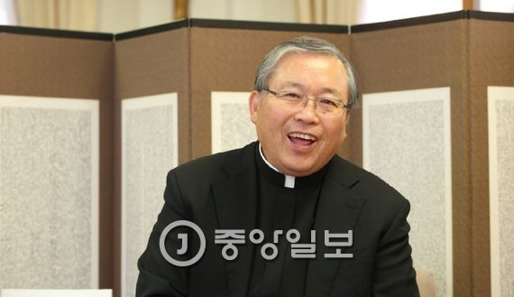 천주교 염수정 추기경의 건강법은 등산이다. 사진 박종근 기자
