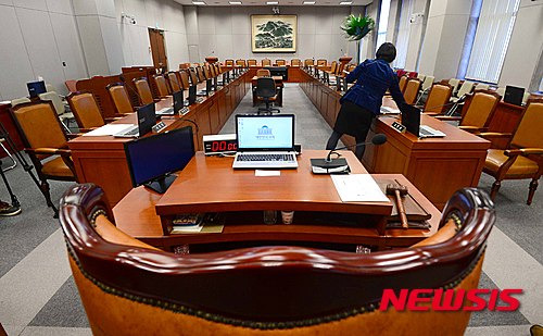 【서울=뉴시스】전신 기자 = 18일 서울 여의도 국회에서 열린 운영위원회 전체회의가 야당 불참으로 산회돼 의원들의 좌석이 텅 비어 있다. 2016.01.18.   photo1006@newsis.com