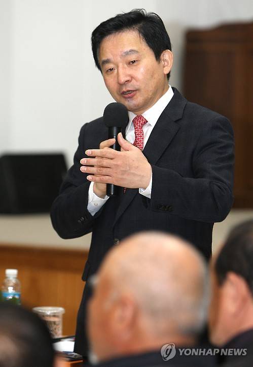 (서귀포=연합뉴스) 변지철 기자 = 원희룡 제주지사가 18일 오전 서귀포시를 연두방문, 시청 회의실에서 주민들과 대화의 시간을 갖고 있다. 2015.1.18     bjc@yna.co.kr