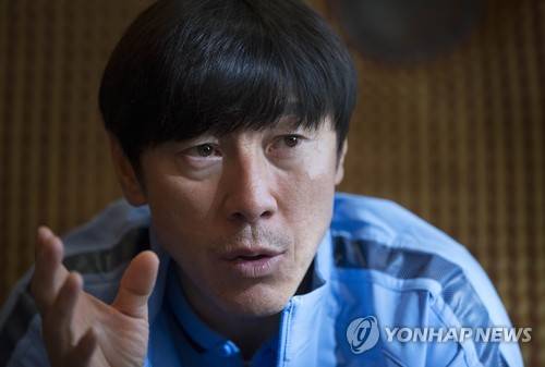인터뷰하는 신태용 감독     (도하=연합뉴스) 윤동진 기자 = 18일 오후(현지시간) 카타르 도하 래디슨 블루 호텔에서 신태용 올림픽 축구 대표팀 감독이 취재진과 인터뷰를 하고 있다.