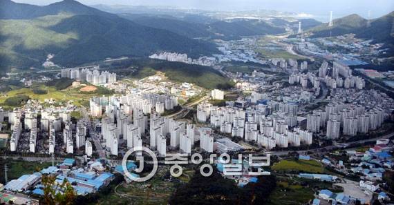 부산 기장군 정관읍에 조성된 정관신도시 전경. 지난해 말 기준으로 7만2000여명이 거주하고 있다. 부산과 울산에 비해 집값이 저렴해 젊은층이 많이 입주했다. [기장=송봉근 기자]
