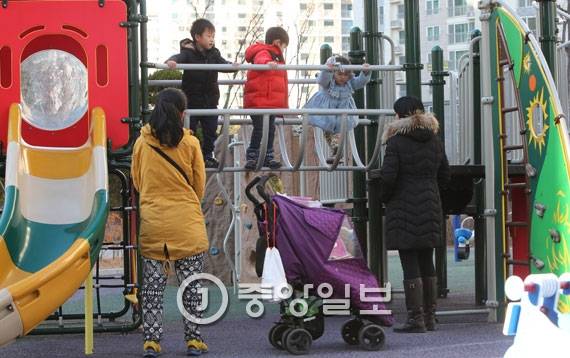 지난 12일 정관읍의 모 아파트 단지 놀이터에서 아이들이 함께 어울려 놀고 있다. 정관읍은 젊은 부부가 많고 아이가 둘 이상인 집이 흔해 놀이터마다 아이들의 웃음소리가 끊이지 않는다. [기장=송봉근 기자]