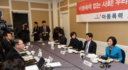 “개선책 마련” : 새누리당 아동폭력조사위원장을 맡고 있는 신의진(오른쪽) 의원이 19일 오전 국회에서 열린 위원회 1차 전체회의에서 인사말을 하고 있다.     김선규 기자 ufokim@