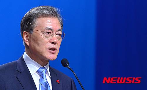 【서울=뉴시스】고승민 기자 = 더불어민주당 문재인 대표가 19일 오전 서울 여의도 국회 의원회관에서 2016 신년 기자회견을 하고 있다. 2016.01.19.   kkssmm99@newsis.com