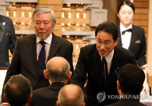 (도쿄=연합뉴스) 이세원 특파원 = 기시다 후미오(岸田文雄, 오른쪽) 일본 외무상이 19일 오후 일본 도쿄도(東京都) 소재 데이코쿠(帝國)호텔에서 강연에 앞서 참석자와 인사를 나누고 있다.