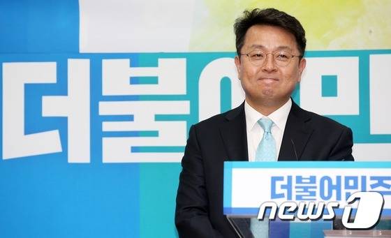 더불어민주당에 입당한 이철희 두문정치연구소 소장이 20일 서울 여의도 국회에서 열린 입당 기자회견에서 포부를 밝히고 있다. 2016.1.20/뉴스1 © News1 오대일 기자