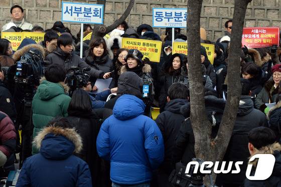 한국유치원총연합회 서울지회 회원들이 20일 오후 서울 중구 서울시의회 서소문별관 앞에서 열린 '누리예산 삭감' 항의시위에서 구호를 외치고 있다.  © News1 최현규 기자