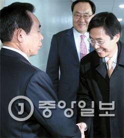 19일 더민주를 탈당한 조경태 의원(오른쪽)이 국회에서 이인제 의원과 인사하고 있다. [사진 박종근 기자]