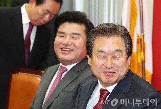 새누리당 김무성 대표와 원유철 원내대표가 11일 서울 여의도 국회에서 열린 최고위원회의에서 환하게 웃음짓고 있다.