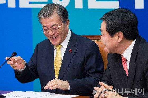 문재인 더불어민주당 대표와 이종걸 원내대표가 20일 서울 여의도 국회에서 열린 최고위원회의에서 밝은 표정으로 대화를 나누고 있다. 2016.1.20/사진=뉴스1