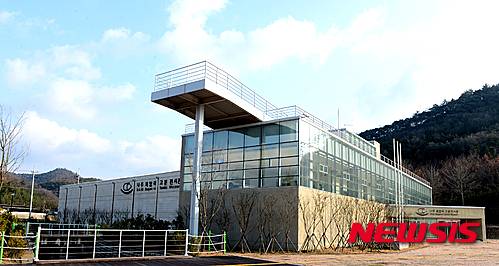【나주=뉴시스】이창우 기자 = 20일 전남 나주시에 따르면 영산강 고대문화의 보고인 복암리 고분군을 1대1로 축소 재현한 '나주복암리 고분전시관'이 오는 3월 개관될 예정이다. 지난 2011년 8월 착공해 2015년 10월 준공된 전시관은 부지 4만2211㎡, 건축면적 4030㎡, 지상 2층 규모로 건립됐다. 주요시설은 전시실, 영상체험관, 카페, 사무공간, 탁 트인 야외 공원, 대형 주차시설 등을 갖추고 있다. 2016.01.20  lcw@newsis.com