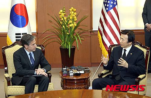 【서울=뉴시스】최진석 기자 = 북한의 4차 핵실험에 대한 한미 공조 방안을 논의하기 위해 방한한 토니 블링큰 미국 국무부 부장관이 20일 오전 서울 외교부 청사에서 윤병세 외교부 장관을 예방하고 있다. 2016.01.20.   photo@newsis.com