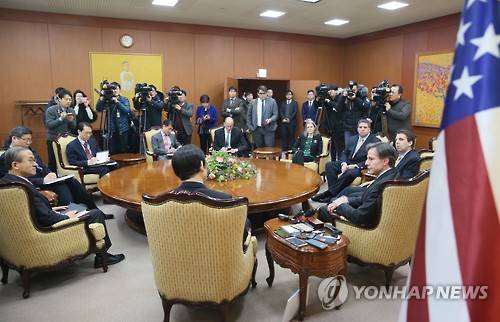 (서울=연합뉴스) 진성철 기자 = 윤병세 외교부 장관이 20일 서울 종로구 도렴동 외교부에서 토니 블링큰 미국 국무부 부장관을 접견하고 있다.  zjin@yna.co.kr