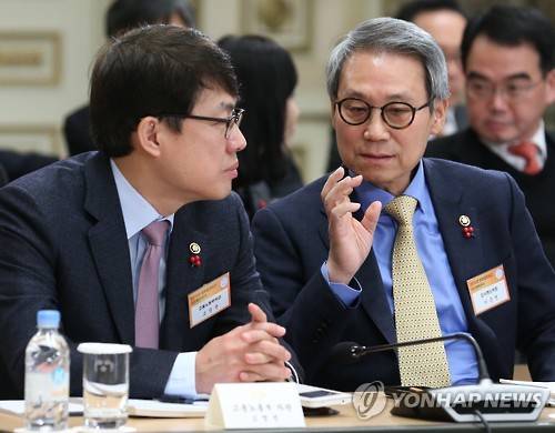 인사혁신처장과 고용노동부 차관     (서울=연합뉴스) 백승렬 기자 = 이근면 인사혁신처장(오른쪽)과 고영선 고용노동부 차관이 20일 오전 청와대에서 열린 2016년 3번째 업무보고에서 대화하고 있다.