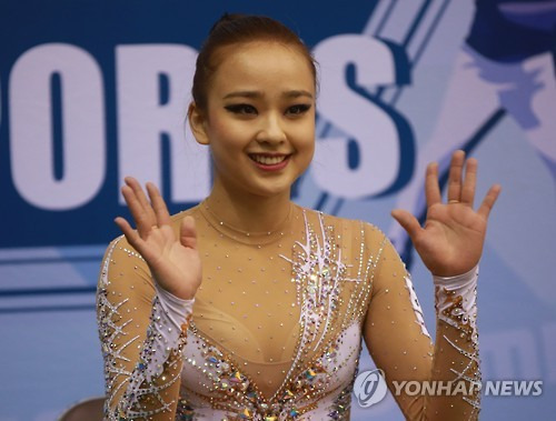 손 흔드는 연재     (서울=연합뉴스) 박동주 기자 = 손연재가 20일 서울 태릉선수촌에서 열린 2016 리듬체조 국가대표 및 국제대회 파견대표 선발전에서 볼 연기를 마치고 카메라를 향해 손을 흔들고 있다. 2016.1.20     pdj6635@yna.co.kr