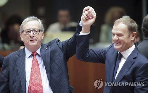 융커 EU 집행위원장(왼쪽)과 투스크 EU 정상회의 상임의장(EPA=연합뉴스)