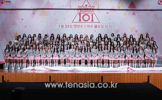 자진하차한 3명을 제외한 98명의 ‘프로듀스101’의 여자 연습생들이 21일 오후 서울 영등포구 여의도동 63컨벤션센터 그랜드볼륨에서 진행된 케이블채널 Mnet’프로듀스101′ 제작발표회에 참석해 포토타임을 갖고 있다.