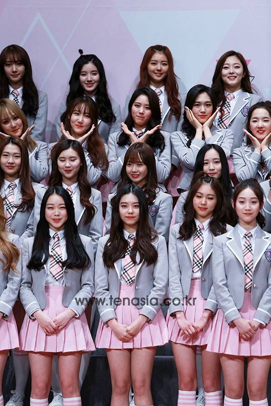 여자 연습생들이 취재진을 향해 포즈를 취하고 있다. (프로듀스101)