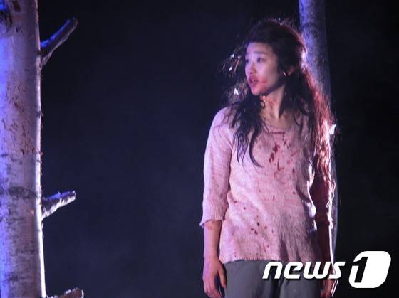 연극' 렛미인' 프레스콜. 행인을 공격해 흡혈을 하던 일라이가 하칸의 제지를 받자 화를 낸다. © News1