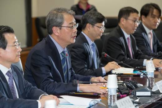 임종룡 금융위원장이 21일 최근 중국 금융시장 불안, 유가하락 등으로 발생한 금융시장 변동성과 관련해 장거리 장애물 경주하듯 긴 안목에서 대응해 나가겠다고 밝혔다.ⓒ금융위원회