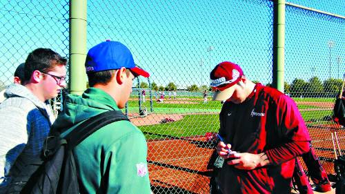 미국 메이저리그 미네소타 트윈스의 박병호(오른쪽)가 21일(한국시간) 넥센 히어로즈 스프링캠프가 마련된 애리조나에서 훈련 도중 현지 팬들에게 사인을 해 주고 있다. 박병호는 넥센 유니폼을 입고 옛 동료들과 훈련하고 있다. 넥센 히어로즈 제공