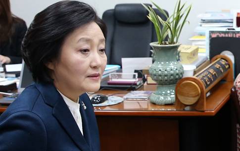 야권 분당 국면의 캐스팅보트로 떠오른 더불어민주당 박영선 전 원내대표가 당에 잔류키로 한 21일 오전 국회 의원회관 내 자신의 사무실에서 열린 기자회견에서 질문에 답하고 있다. [사진 = 연합뉴스]