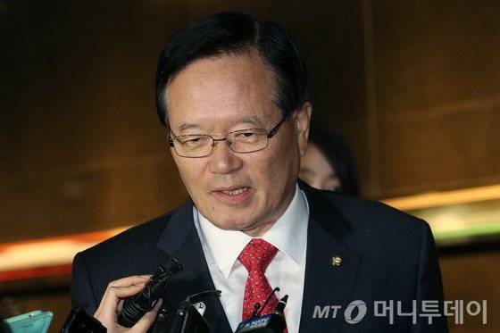 정의화 국회의장이 19일 오전 서울 여의도 국회로 출근하던중 취재진의 질문에 답하고 있다.이날 정 의장은 여당의 국회선진화법 개정 강행 처리 움직임과 관련, “잘못된 법을 고치는데 있어서 또 다른 잘못을 저질러선 안된다”고 말했다.  2016.1.19/뉴스1