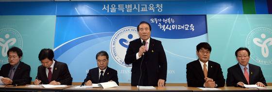 6일 서울시교육청에서 열린 전국시도교육감협의회 누리과정예산 관련 긴급기자회견에서 장휘국 전남교육감이 의견을 밝히고 있다. 사진 왼쪽부터  조희연 서울교육감, 김승환 전북교육감, 이재정 경기교육감, 장휘국 전남교육감, 이청연 인천교육감, 민병희강원교육감. /사진=뉴스1