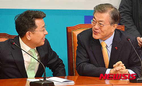 【서울=뉴시스】고승민 기자 = 더불어민주당 문재인 대표가 21일 오전 서울 여의도 국회 당대표 회의실에서 열린 뉴파티특별위원회 출범 회의에서 이철희 두문정치전략연구소장과 대화를 하고 있다.   강도높은 당 개혁을 추진할 방침으로 신설된 특위인 뉴파티위원회는 이철희 두문정치전략연구소장을 중심으로 표창원 전 경찰대 교수와 양향자 전 삼성전자 전무 등 당내외 젊은 신진인사들로 구성됐다. 2016.01.21.   kkssmm99@newsis.com