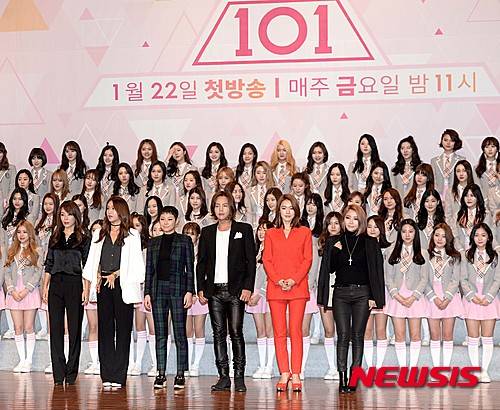 【서울=뉴시스】고범준 기자 = 21일 오후 서울 영등포구 63시티 그랜드볼룸에서 열린 Mnet '프로듀스 101' 제작발표회에서 (앞줄 왼쪽부터)보컬 트레이너로는 김성은, 안무가 배윤정, 가수 치타, 배우 장근석, 가수 가희, 걸그룹 브라운아이드걸스 제아가 포즈를 취하고 있다. 2016.01.21. bjko@newsis.com