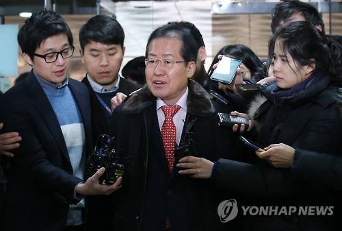 첫 공판 출석한 '성완종 리스트' 홍준표     (서울=연합뉴스) 전수영 기자 = 성완종 전 경남기업 회장으로부터 불법 정치자금을 받은 혐의로 재판에 넘겨진 홍준표 경남지사가 21일 오전 서울중앙지방법원 첫 공판에 출석해 기자들의 질문에 답하고 있다.     swimer@yna.co.kr