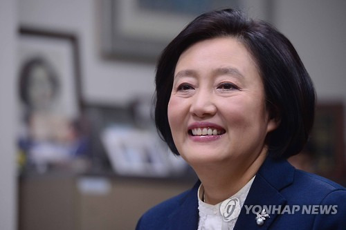 당 잔류 입장 말하는 박영선 의원      (서울=연합뉴스) 황광모 기자 = 야권 분당 국면의 캐스팅보트로 떠오른 더불어민주당 박영선 전 원내대표가 당에 잔류키로 한 21일 오전 국회 의원회관 내 자신의 사무실에서 열린 기자회견에서 질문에 답하고 있다.