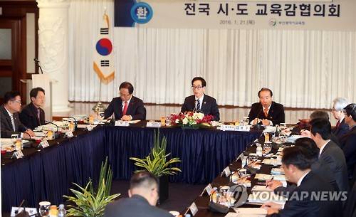 교육부장관, 누리과정 예산편성 호소     (부산=연합뉴스) 조정호 기자 = 일부 교육청이 누리과정 예산을 편성하지 않아 보육대란이 현실화되는 시점에서 전국 시·도교육감협의회 총회가 21일 부산 해운대그랜드호텔에서 열렸다. 이준식 사회부총리 겸 교육부 장관이 전국 17개 시·도교육감들에게 누리과정 예산 편성을 호소하고 있다.     ccho@yna.co.kr